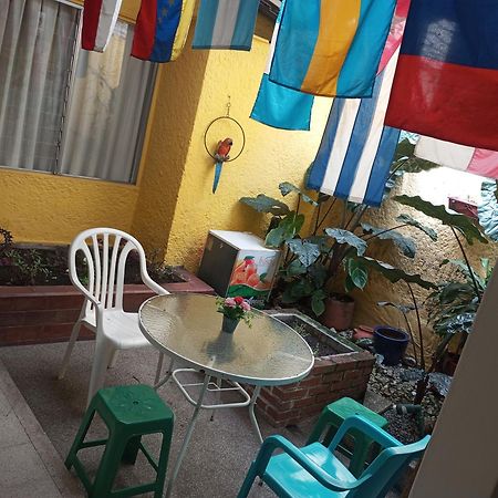Yellow House Hostel Меделин Екстериор снимка