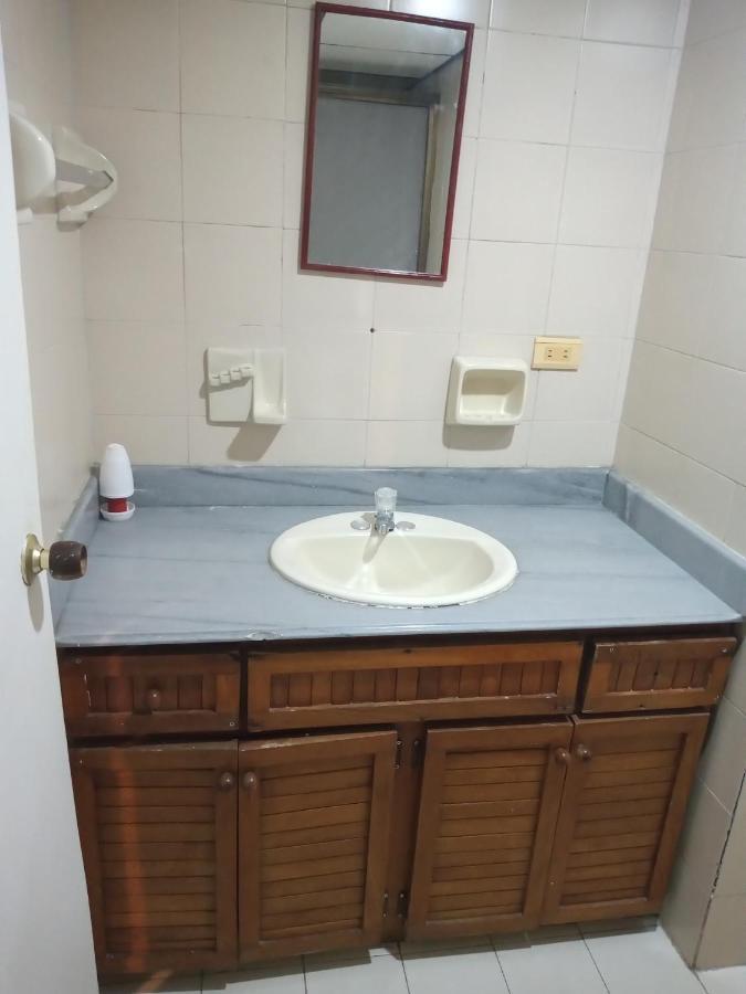 Yellow House Hostel Меделин Екстериор снимка