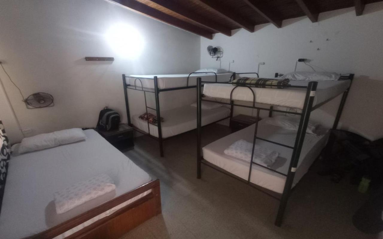 Yellow House Hostel Меделин Екстериор снимка