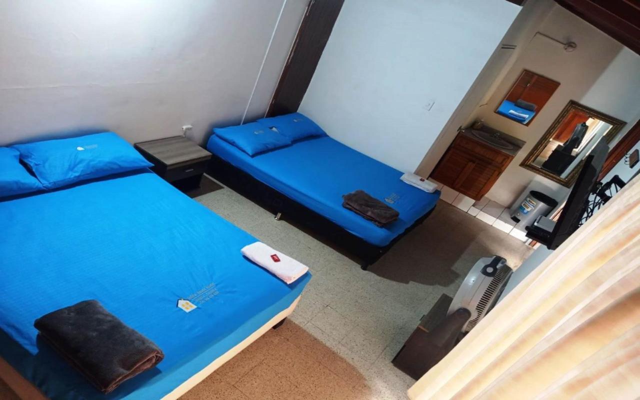 Yellow House Hostel Меделин Екстериор снимка