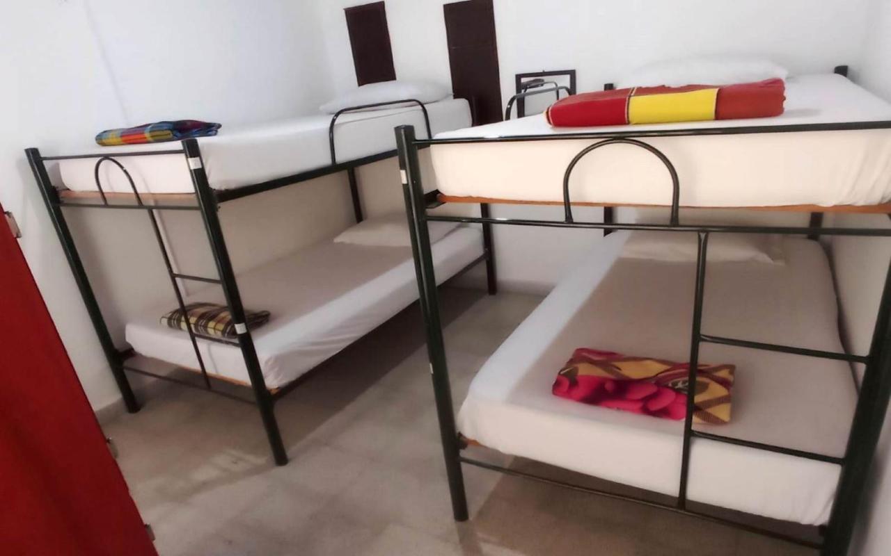 Yellow House Hostel Меделин Екстериор снимка