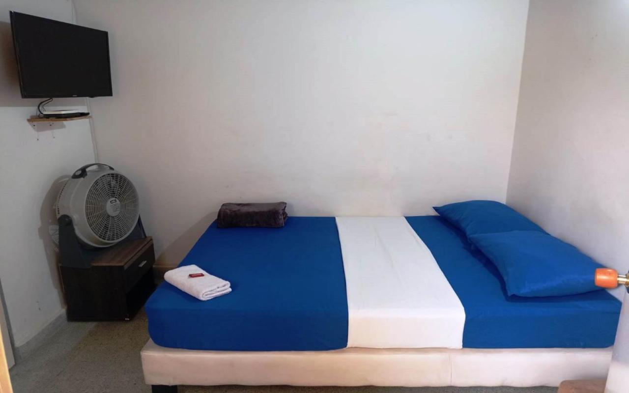 Yellow House Hostel Меделин Екстериор снимка
