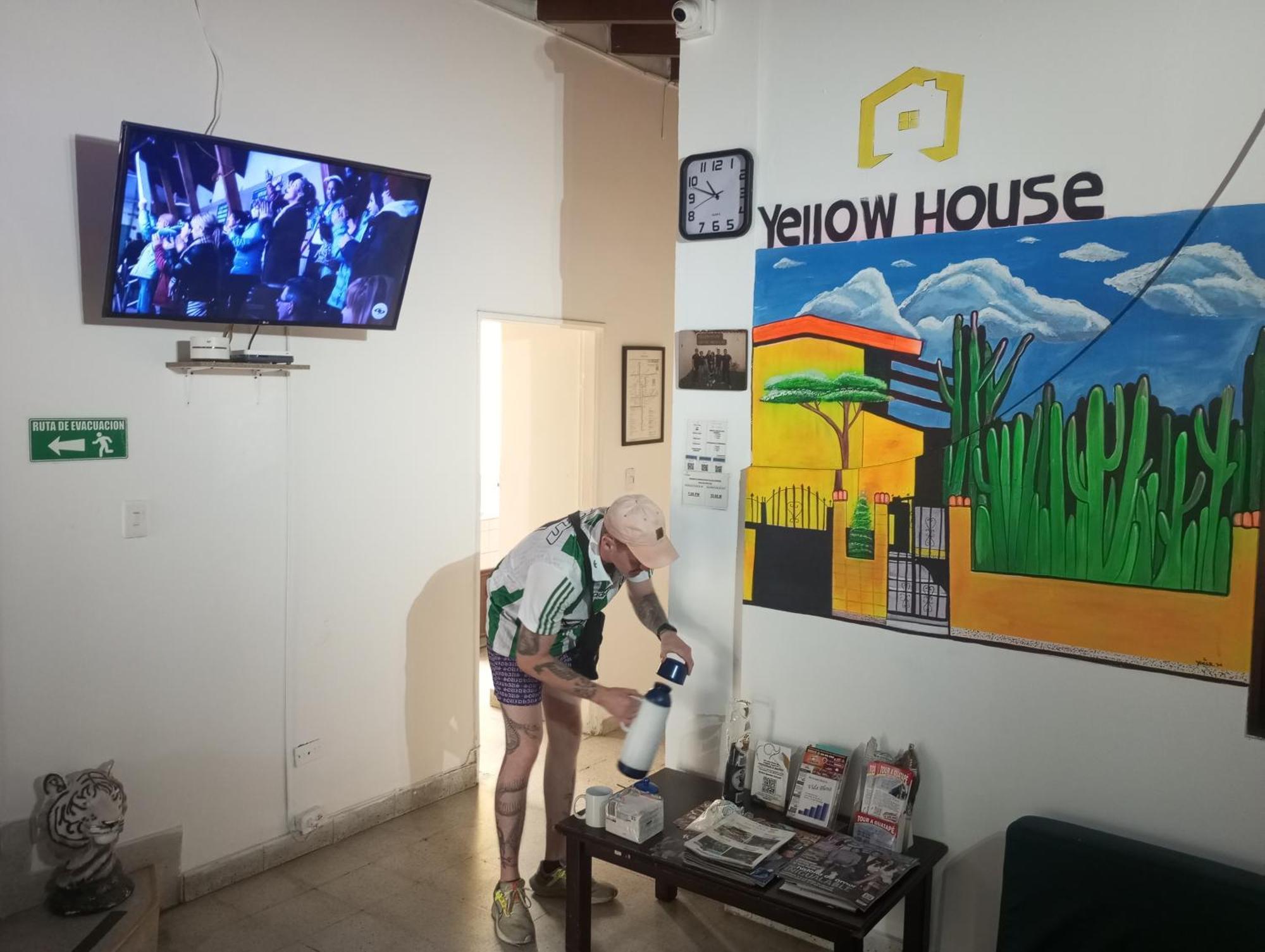 Yellow House Hostel Меделин Екстериор снимка