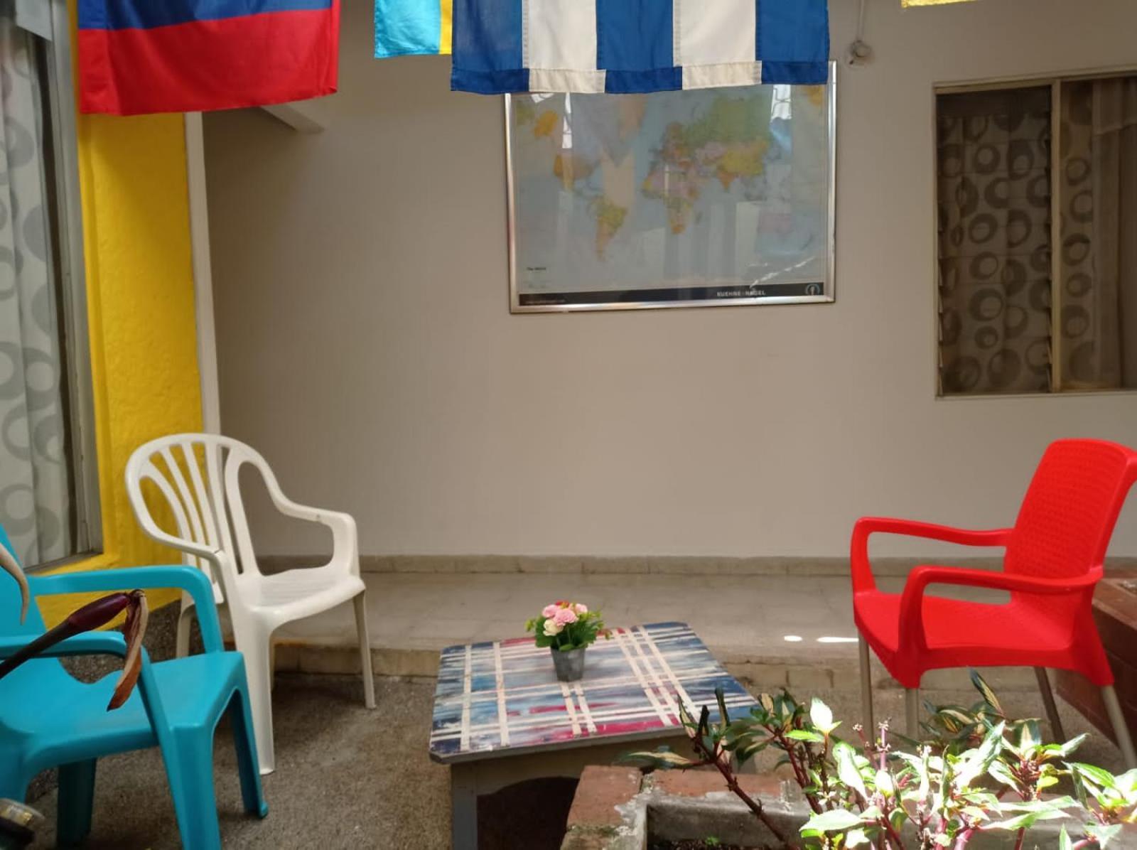 Yellow House Hostel Меделин Екстериор снимка
