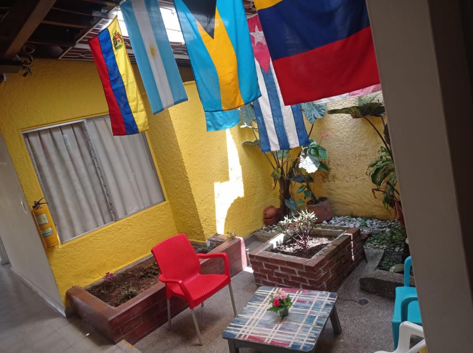 Yellow House Hostel Меделин Екстериор снимка