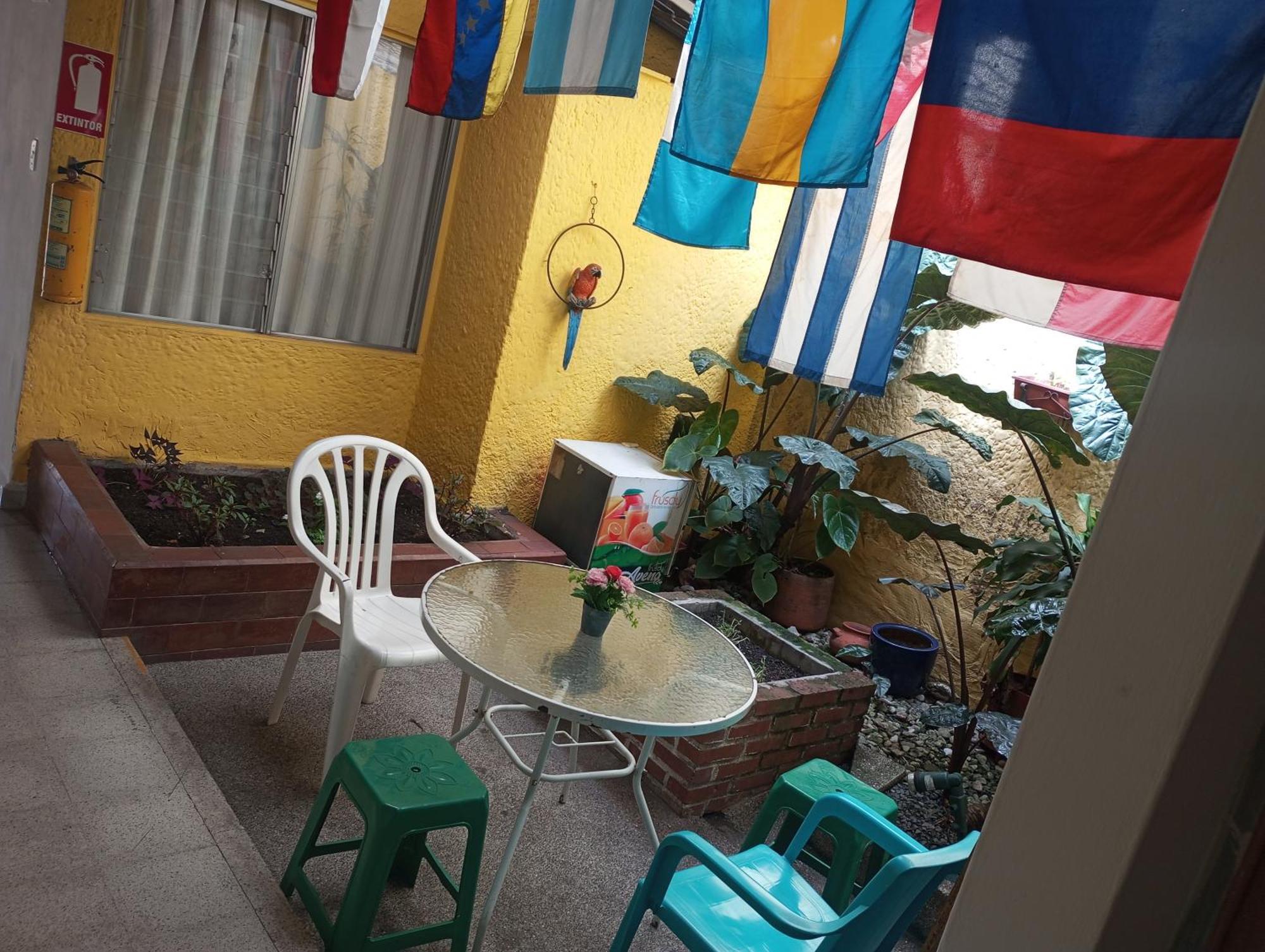 Yellow House Hostel Меделин Екстериор снимка