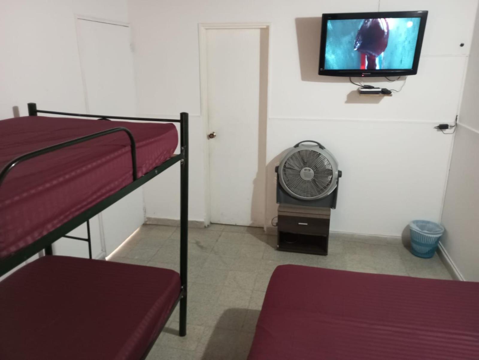 Yellow House Hostel Меделин Екстериор снимка