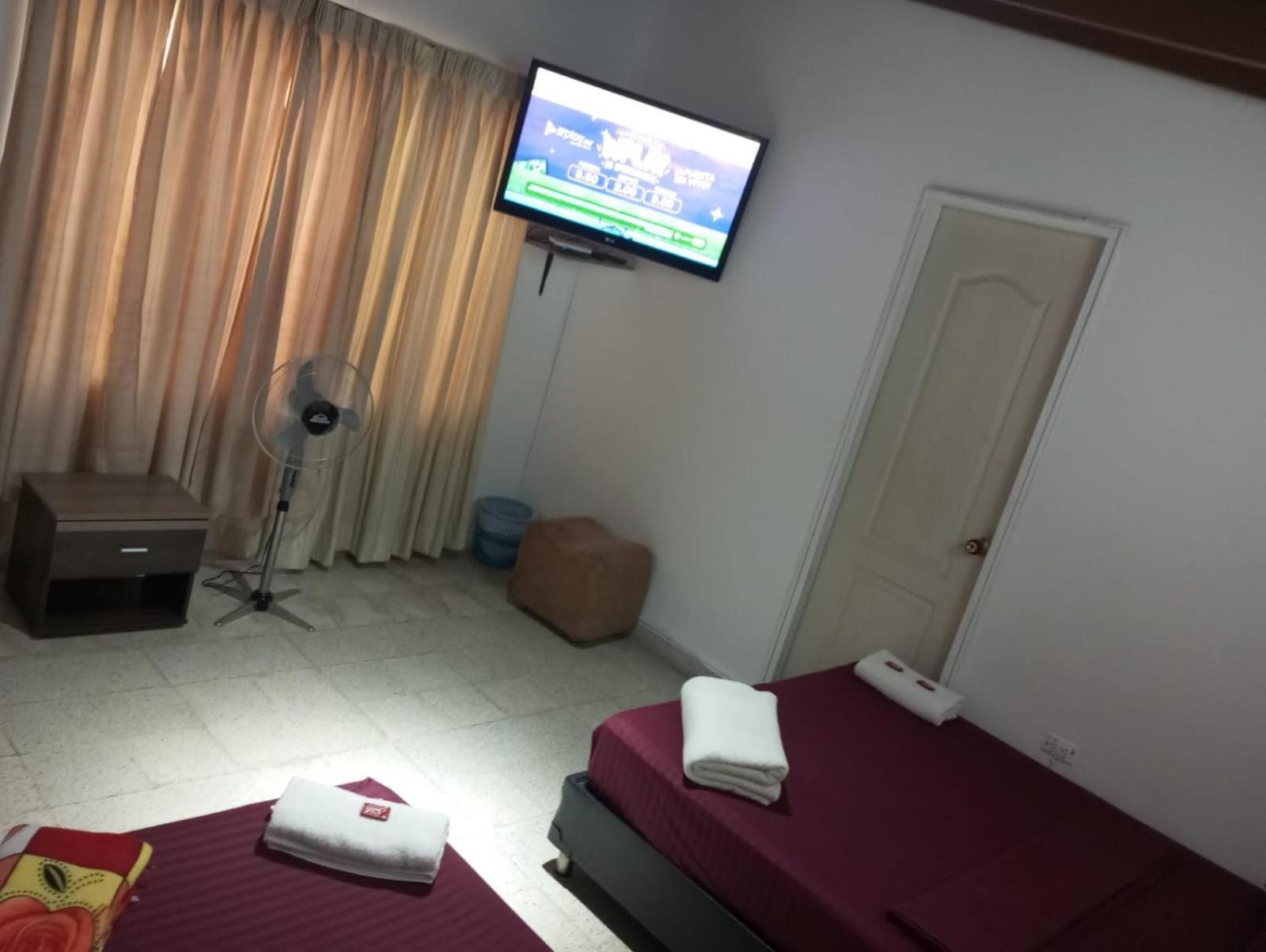Yellow House Hostel Меделин Екстериор снимка