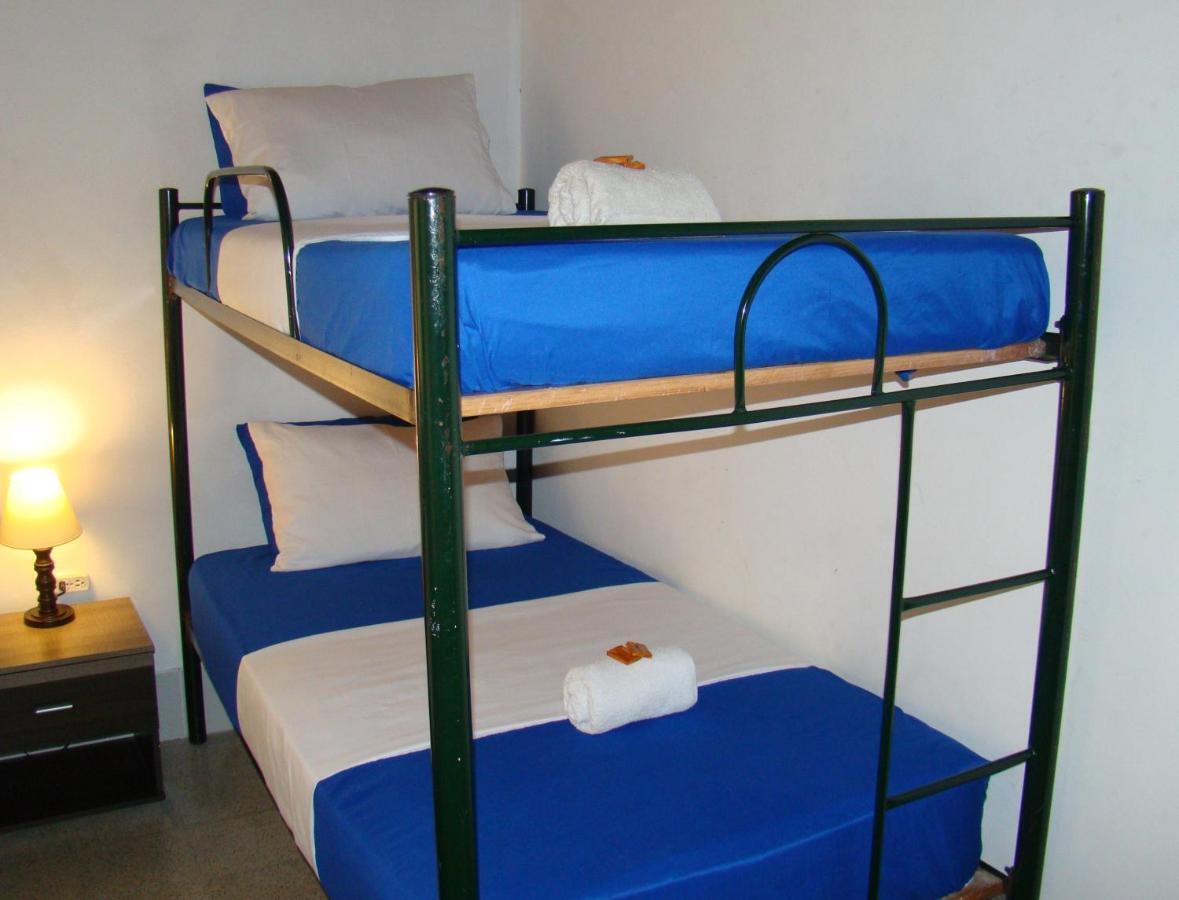 Yellow House Hostel Меделин Екстериор снимка